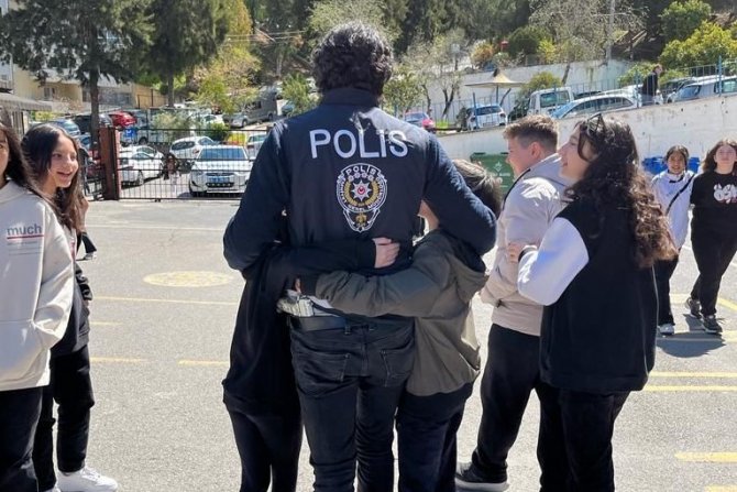 İ̇zmir Polisi Öğrencilerle Buluştu
