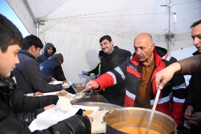 Deprem Bölgesinde Kahramankazan Belediyesi’nden 4 Bin Kişilik İftar Çadırı