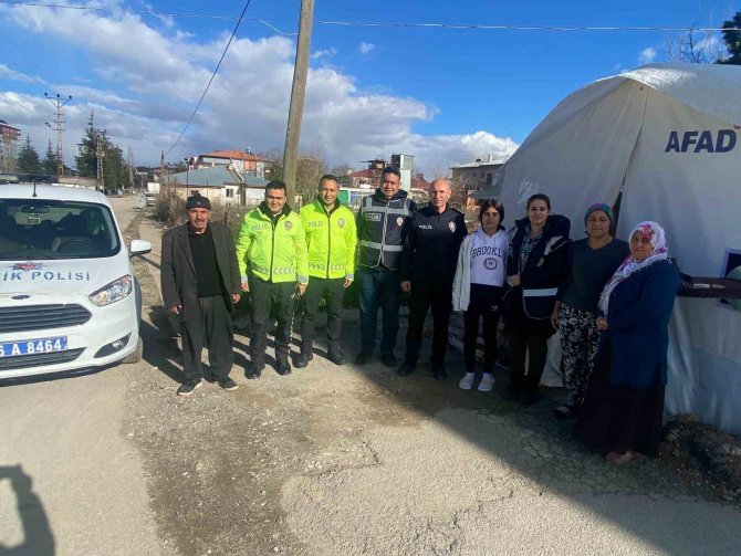 Depremzede Münevver’e, Polisten Doğum Günü Sürprizi