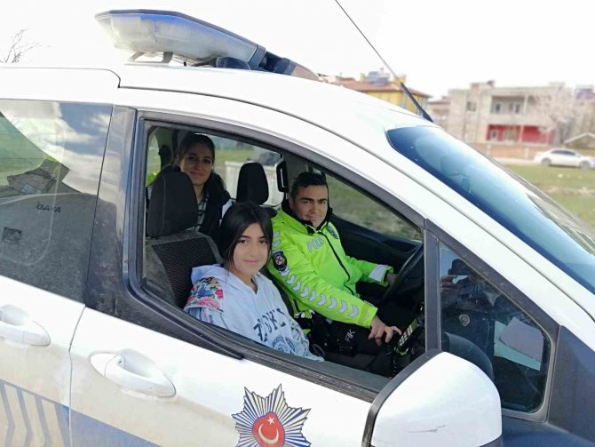 Depremzede Münevver’e, Polisten Doğum Günü Sürprizi