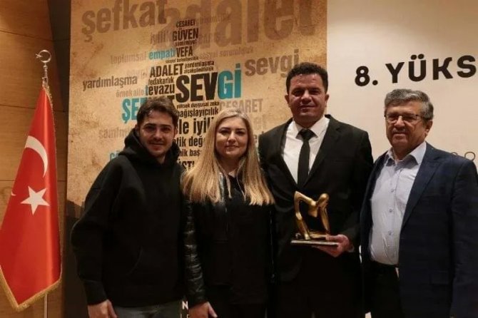 Yaşlı Depremzedeye Botlarını Giydiren Merzifonlu İtfaiyeciye Yüksek İnsani Değerler Ödülü