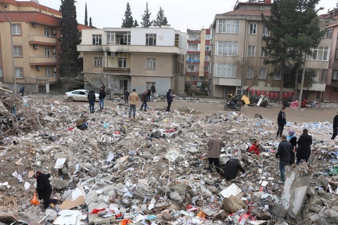 Enkaz Altında Kalan Hatıra Ve Eşyalarını Arıyorlar
