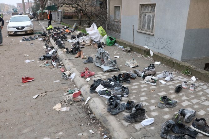 Enkaz Altında Kalan Hatıra Ve Eşyalarını Arıyorlar