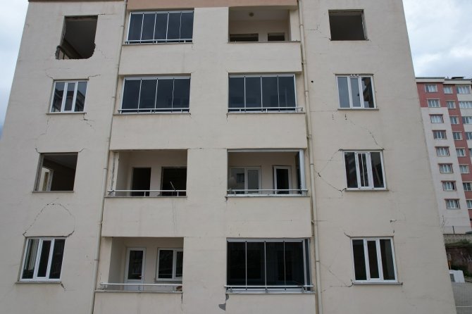 Önce Ağır, Sonra Az Hasarlı Raporu Verdiler: Site Sakinleri Tekrardan Detaylı İnceleme İstedi