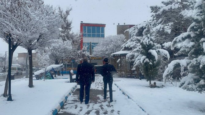 Muradiye’de Sabah Güneş, Öğlenden Sonra Kar