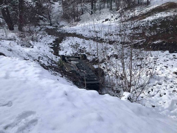 Yoldan Çıkan Otomobil Tarlaya Uçtu: 2 Yaralı