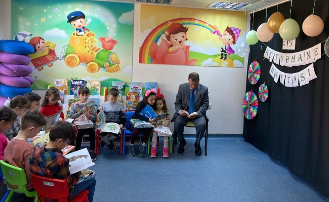 Kaymakam Gürdal Öğrencilerle Kitap Okudu