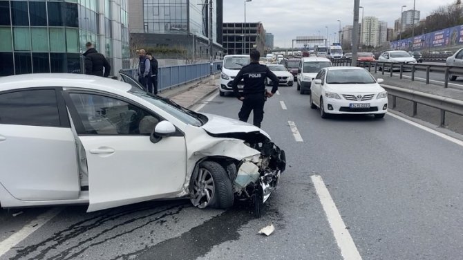Güngören’de Hızını Alamayan Otomobil Önce Minibüse, Sonra Demir Korkuluklara Çarptı