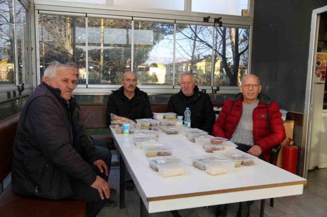 İ̇ftar Saatinde 420 Taksiciye Sıcak Yemek Dağıtıldı