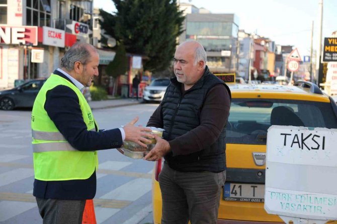 İ̇ftar Saatinde 420 Taksiciye Sıcak Yemek Dağıtıldı