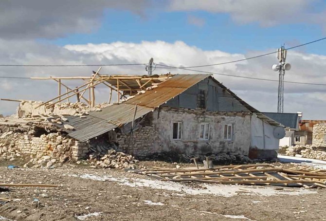 Malatya’da Fırtına Evlerin Çatısını Uçurdu