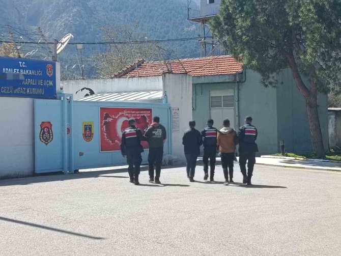 Aranan Hükümlü Ve Şahıslar Jandarmadan Kaçamadı