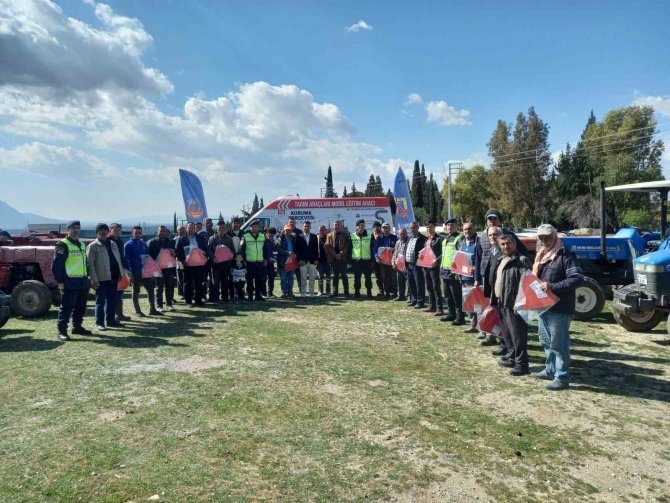Turgutlu’da Çiftçilere Trafik Semineri Verildi