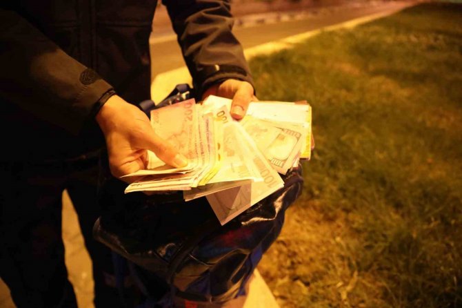 Belediye Personelinden Örnek Davranış