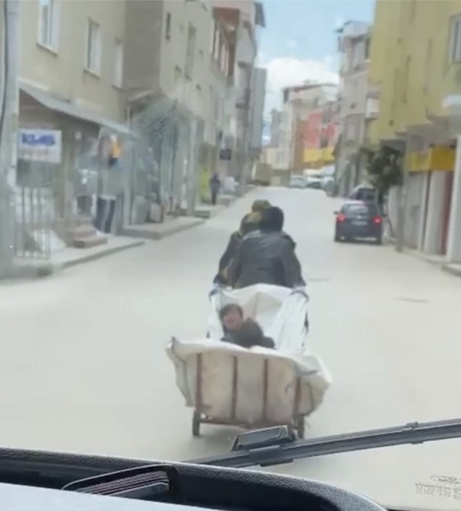 Motosiklete Bağladıkları Çekçek Arabasıyla Çocuklarını Böyle Taşıdılar