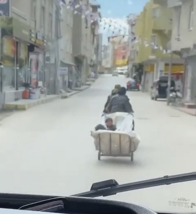 Motosiklete Bağladıkları Çekçek Arabasıyla Çocuklarını Böyle Taşıdılar