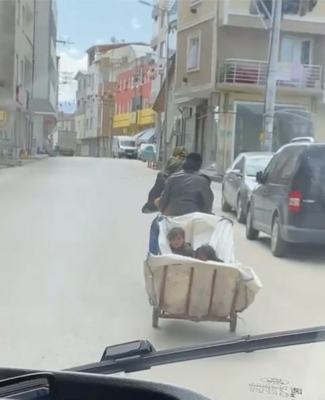 Motosiklete Bağladıkları Çekçek Arabasıyla Çocuklarını Böyle Taşıdılar