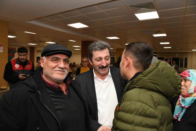Vali Tavlı Depremzedeler İle İftarda Bir Araya Geldi