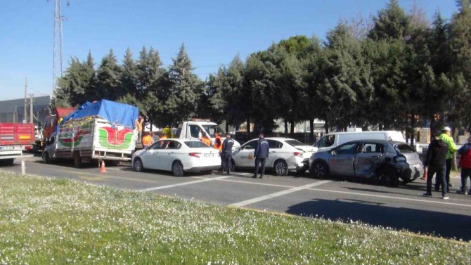Zincirleme Kazada 8 Araç Birbirine Girdi