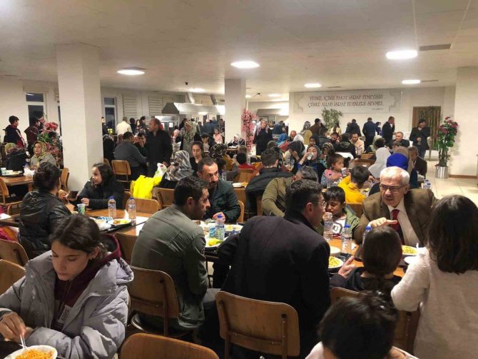Niğde Protokolü, Yurtlarda Kalan Depremzedeler İle İftar Yaptı