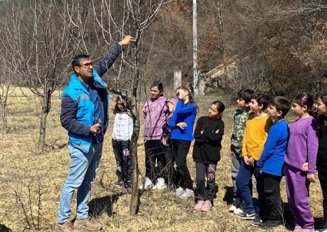 Şaphane’de Ortaokul Öğrencilerine Meyve Bahçesinde Tarım Eğitimi