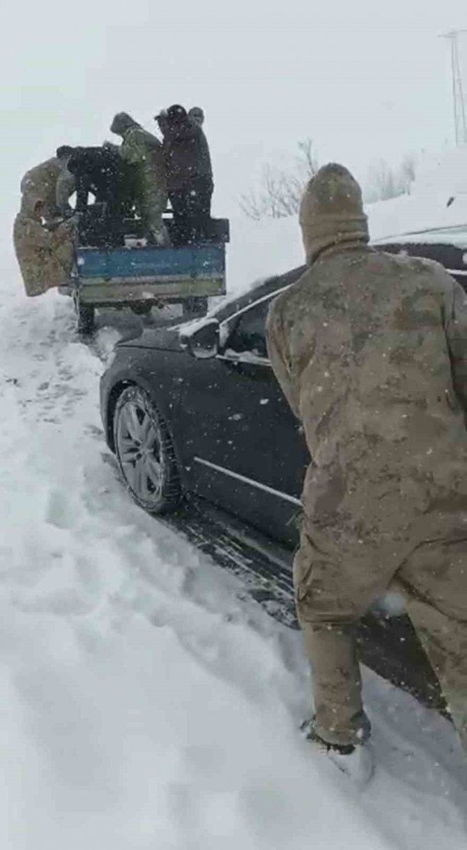 Siirt’te Karda Mahsur Kalan Araç Patpat Yardımıyla Çıkartıldı