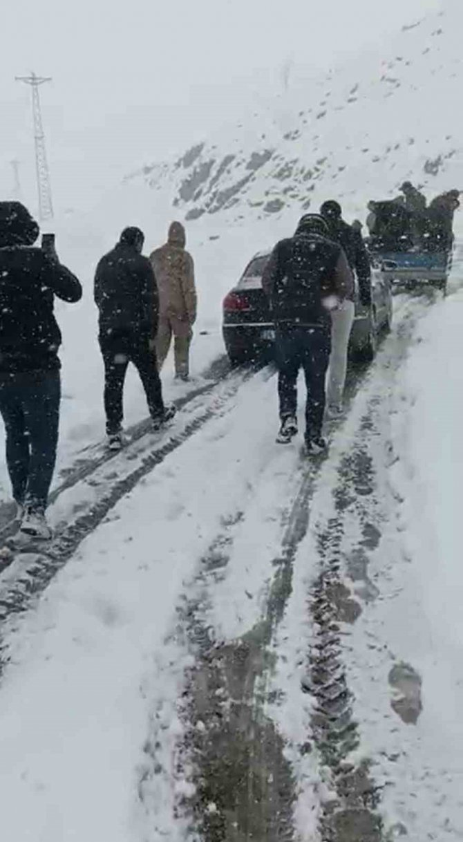 Siirt’te Karda Mahsur Kalan Araç Patpat Yardımıyla Çıkartıldı