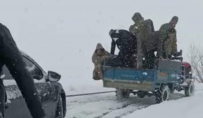 Siirt’te Karda Mahsur Kalan Araç Patpat Yardımıyla Çıkartıldı