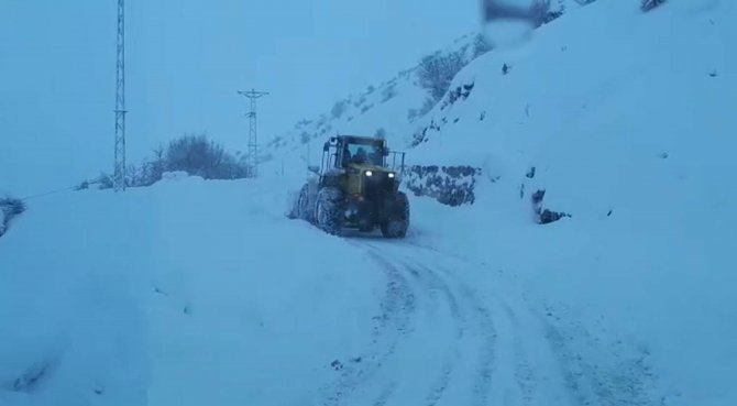Siirt’te Kar Yolları Kapattı, Ekipler Seferber Oldu