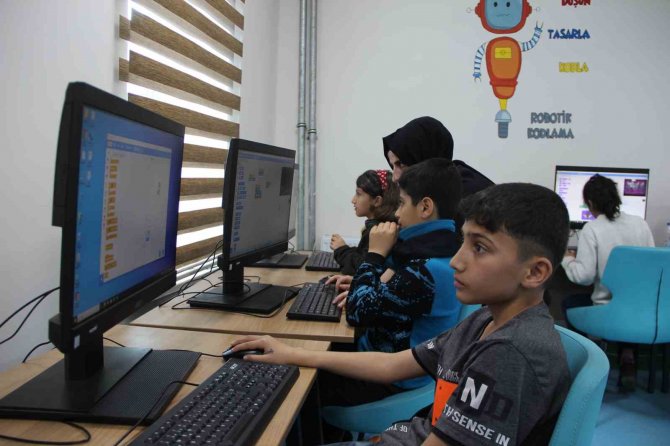 El Cezeri’nin Torunları Bilgisayarda Kendi Tasarladıkları Oyunları Oynuyor