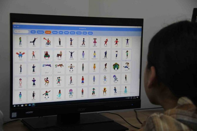 El Cezeri’nin Torunları Bilgisayarda Kendi Tasarladıkları Oyunları Oynuyor