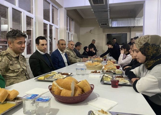 Uludere Kaymakamı Öğretmen Ve Öğrencilerle İftarda Buluştu