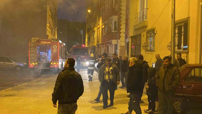 Tarihi Ev Alev Topuna Döndü, Sokağa Dökülen Mahalleli İsyan Etti