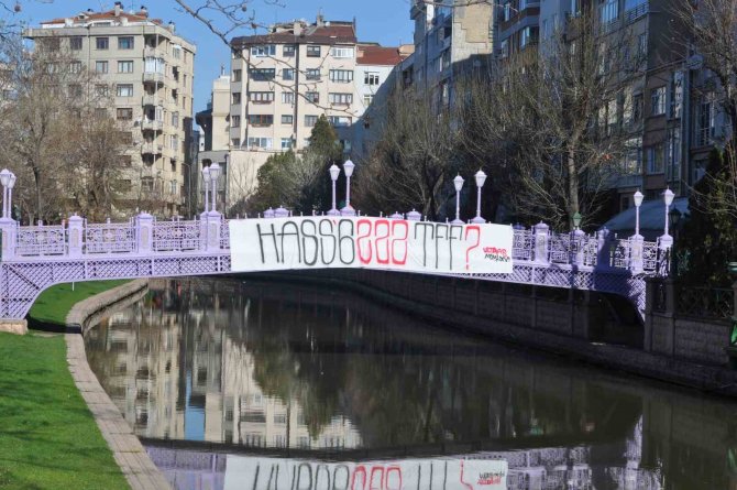 Tepkili Taraftarlar Köprüye Pankart Astı