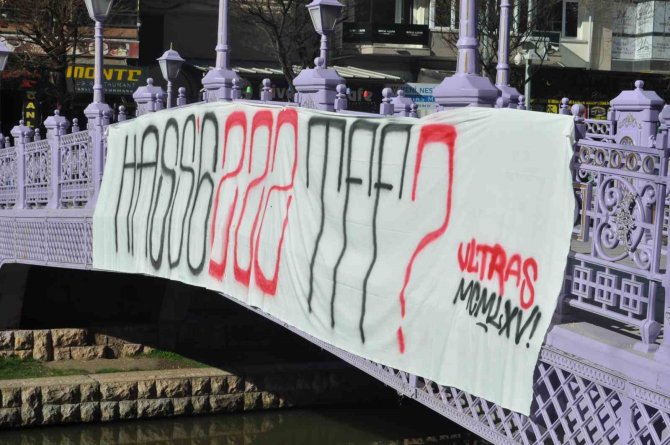 Tepkili Taraftarlar Köprüye Pankart Astı