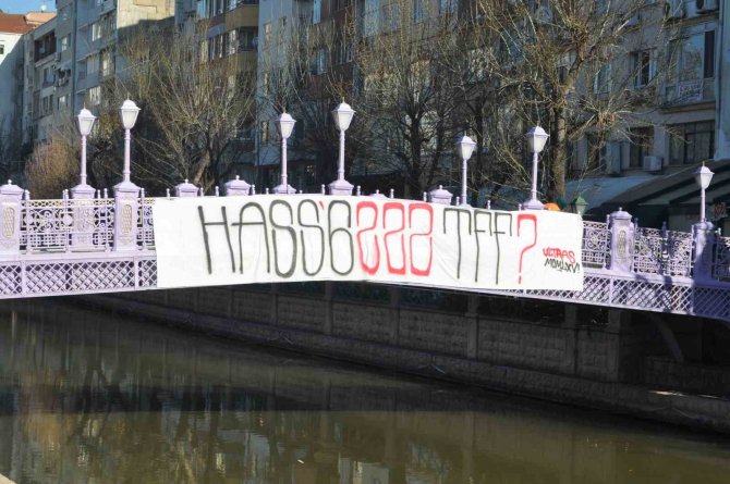 Tepkili Taraftarlar Köprüye Pankart Astı