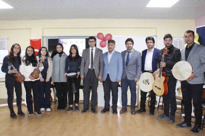 Erciş’teki Okullara Ekipman Desteği