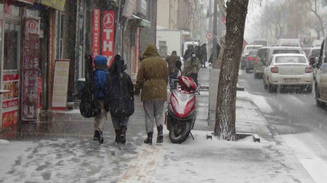 Kars’ta Kar Yağışı Ve Tipi Etkili Oluyor