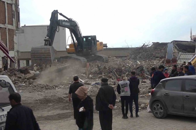 Enkaz Altında Ticari Umut: Esnaflar Ürünlerini Molozların Arasından Çıkarıyor