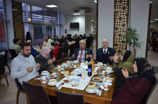 Şehit Yakınları, Gaziler Ve Depremzedeler İftar Yemeğinde Bir Araya Geldi
