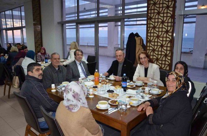 Şehit Yakınları, Gaziler Ve Depremzedeler İftar Yemeğinde Bir Araya Geldi