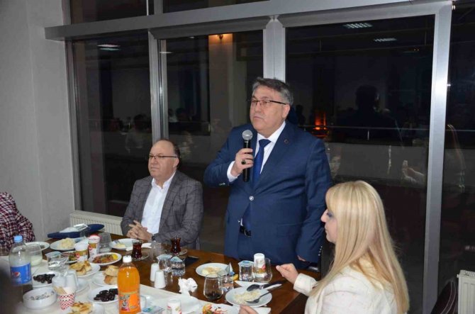 Şehit Yakınları, Gaziler Ve Depremzedeler İftar Yemeğinde Bir Araya Geldi