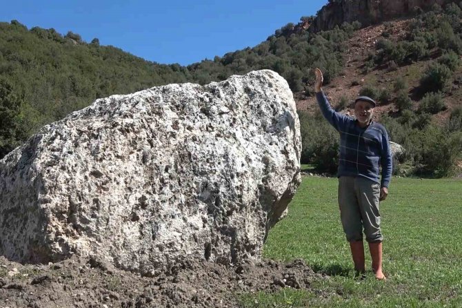 Depremin Dehşet Veren Görüntüsü: Tarım Arazilerine Tonlarca Ağırlığında Kaya Yağdı