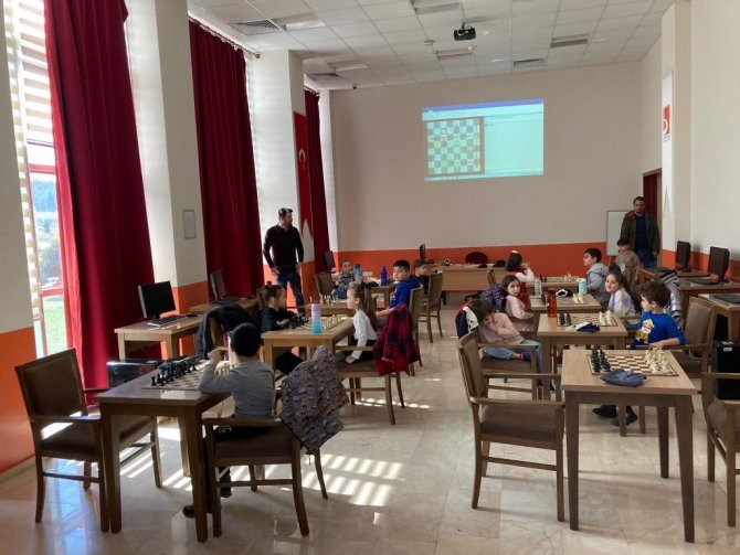 Bşeü’de 8 Yaş Altı Çocuklar İçin Satranç Kursları Başladı