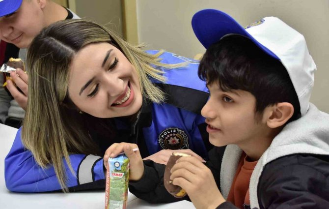 Adana Polisi Otizmli Çocukları Unutmadı