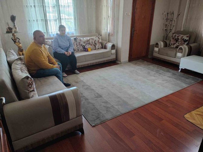 Ev Sahibinin Çıkarmak İstediği Kiracı Eşyalarını Satılığa Çıkardı