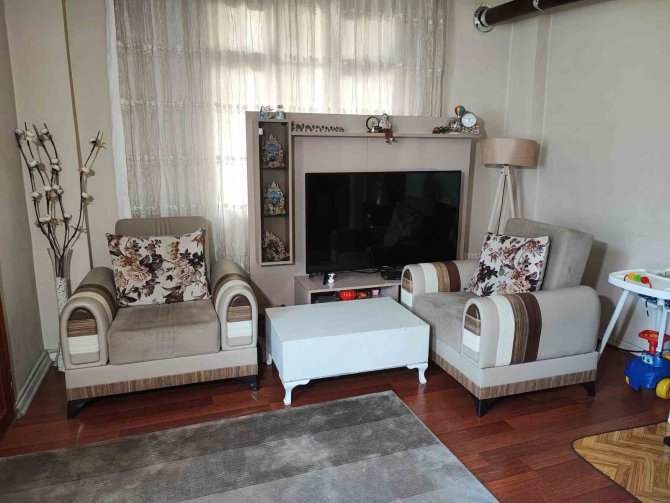 Ev Sahibinin Çıkarmak İstediği Kiracı Eşyalarını Satılığa Çıkardı