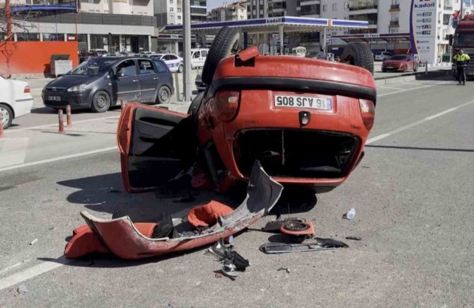 Takla Atan Otomobilden Burnu Bile Kanamadan Kurtuldu