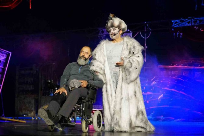 Başrol Oyuncusu Rahatsızlanınca Yerine Yönetmen Sahneye Çıktı