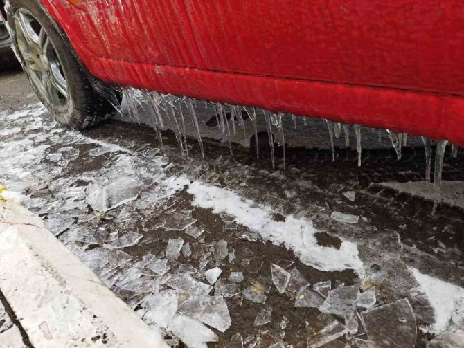 Ardahan’da Dondurucu Soğuklarda Aracın Depo Kapağı Dondu